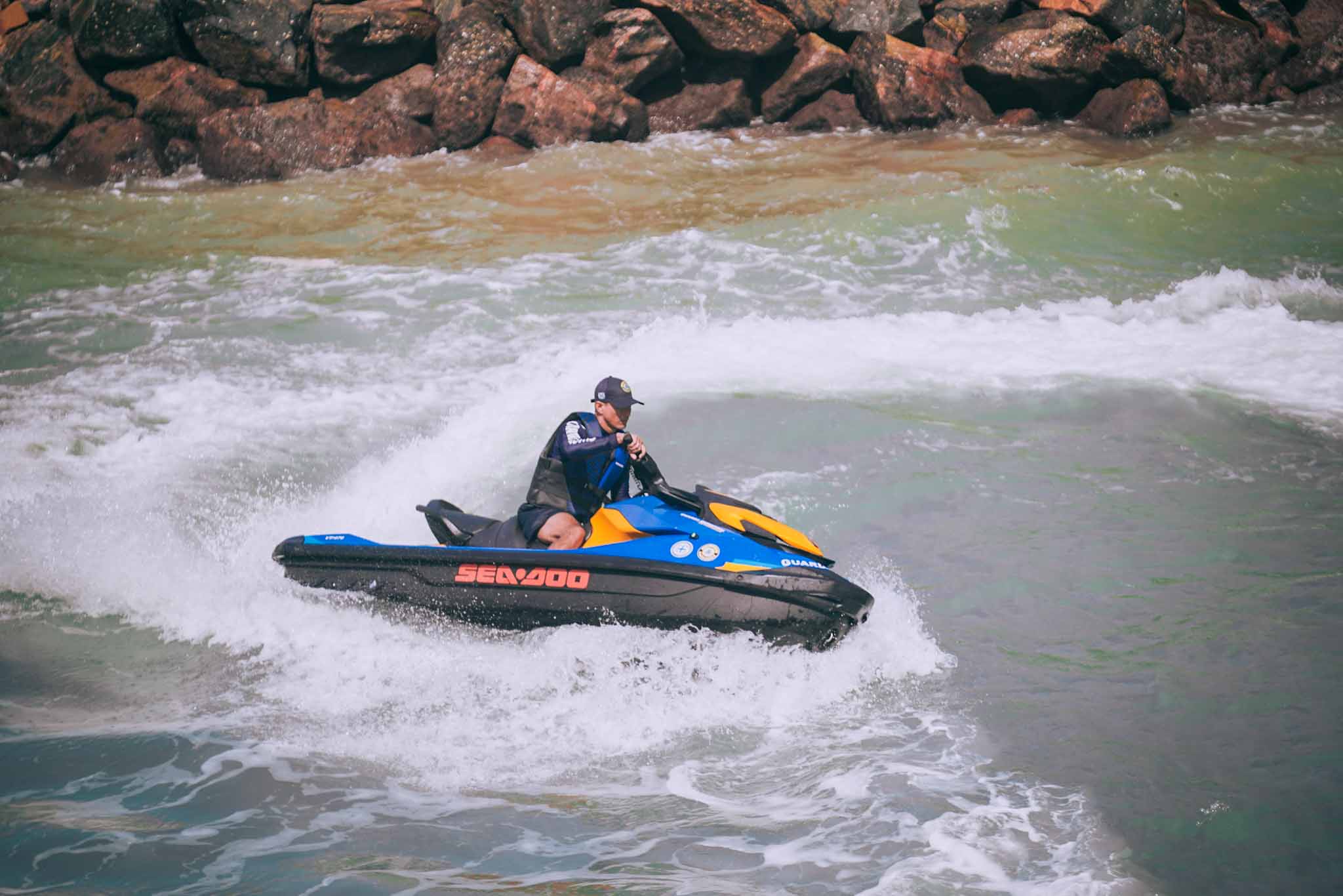 guarda da inspetoria de salvamento aquático num jet sky